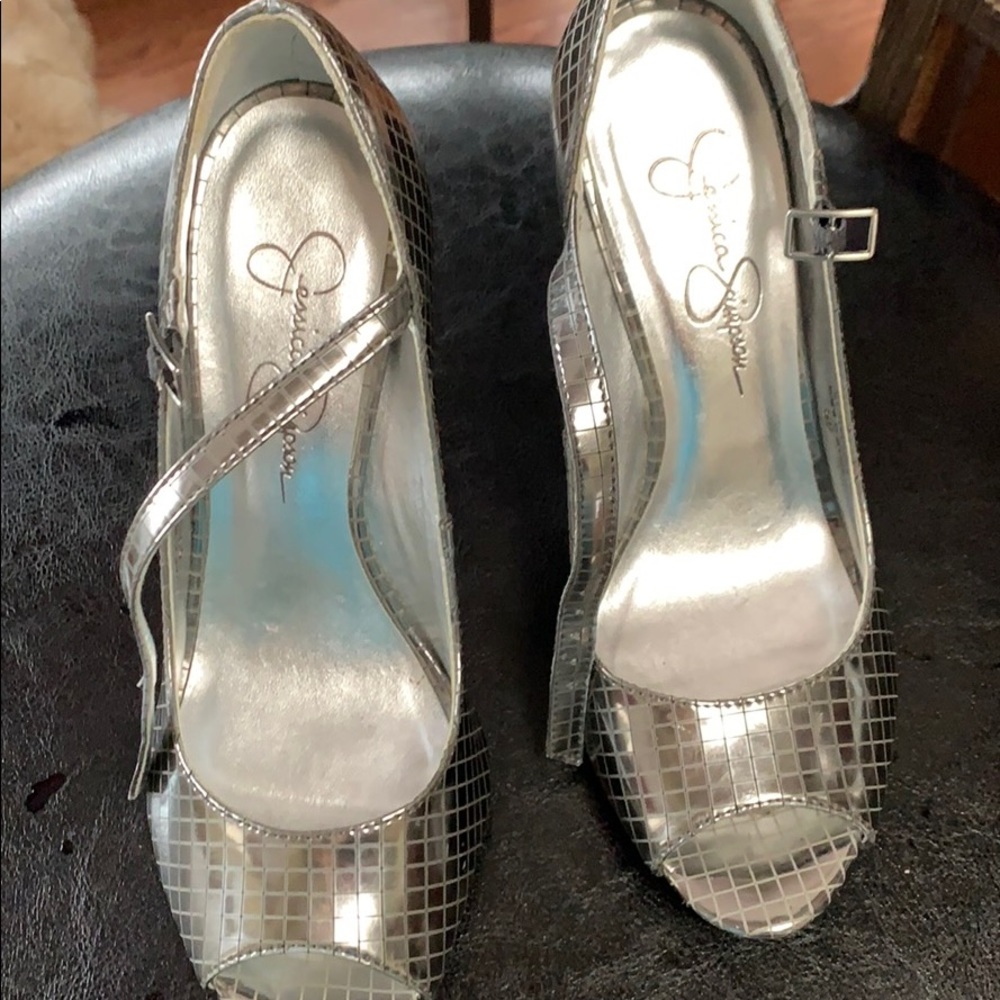 Jessica Simpson silver/ pewter pumps